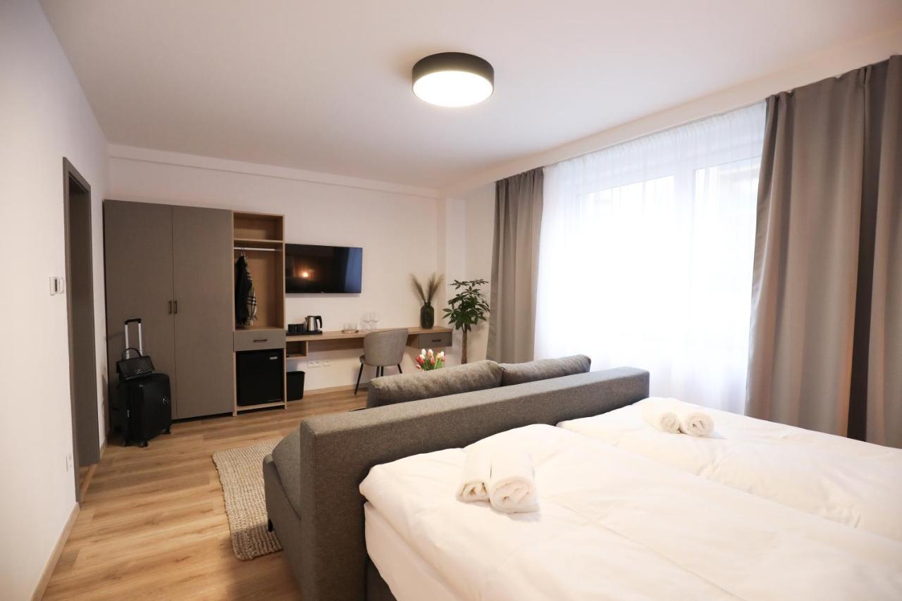Отель Dubno Eat & Sleep Nova Dubnica Экстерьер фото